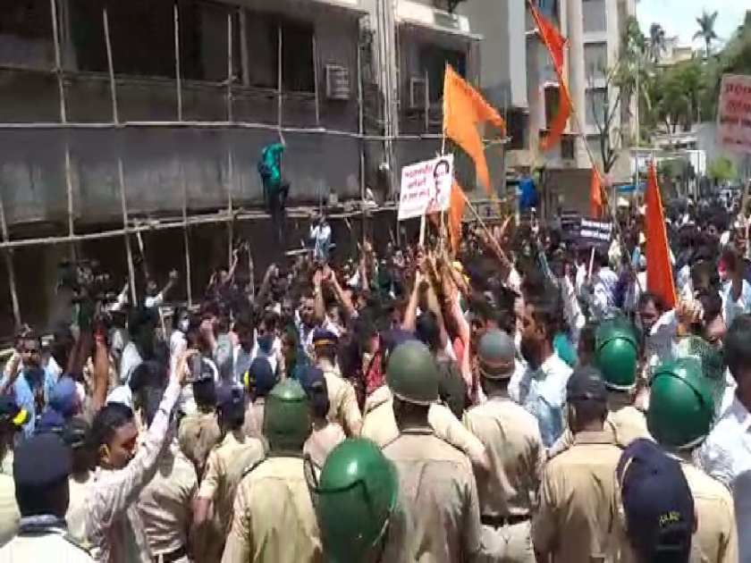 Narayan Rane vs Shivsena: ShivSainik-Rane supporters clash outside Rane bungalow; Police lathicharge | Narayan Rane vs Shivsena: मुंबईत राडा! नारायण राणे बंगल्याबाहेर शिवसैनिक-राणे समर्थक भिडले; पोलिसांचा लाठीचार्ज