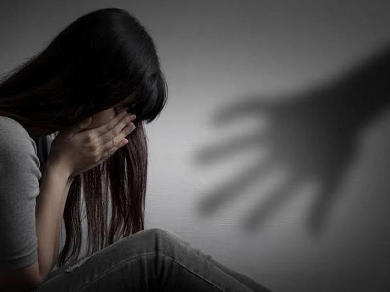 15-year-old girl gang-raped after being drugged; Incidents of being pushed into prostitution in up | गुंगीचं औषध देऊन १५ वर्षीय मुलीवर सामूहिक बलात्कार; वेश्याव्यवसायातही ढकलल्याची घटना