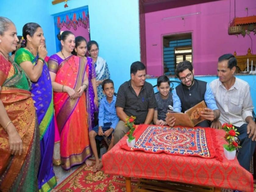 Minister Aditya Thackeray visited his mother's village after 7 years | मंत्री आदित्य ठाकरेंची ७ वर्षांनी आजोळी भेट; जुने फोटो पाहून आठवणींना उजाळा