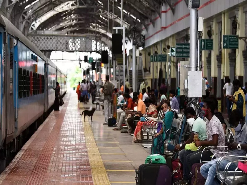 Indian Railway passengers have to pay 'user charges' for redeveloped stations | Indian Railway: रेल्वे प्रवाशांना ‘युजर चार्जेस’ द्यावे लागणार; सर्वसामान्यांच्या खिशाला कात्री लावणार