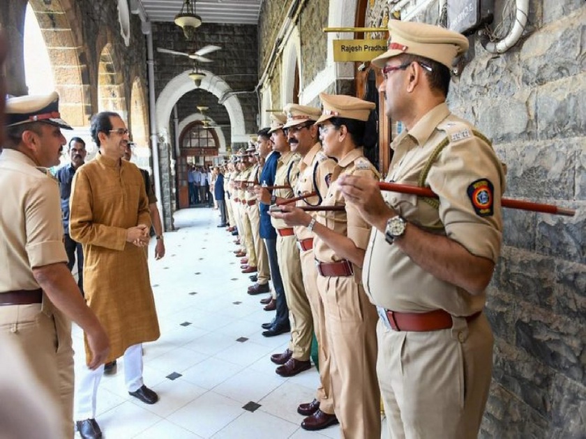 CM Uddhav Thackeray gives 'good news' to 45,000 police on the occasion of Dussehra | Uddhav Thackeray: दसऱ्याच्या मुहूर्तावर मुख्यमंत्री उद्धव ठाकरेंनी दिली पोलिसांना 'गुड न्यूज'; ४५ हजार कर्मचाऱ्यांना फायदा 