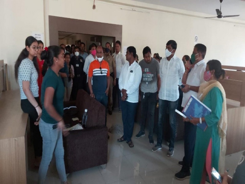 Shiv Sena inspects Ulhasnagar Municipal Corporation study, problems raised by children | उल्हासनगर महापालिका अभ्यासिकेची शिवसेनेकडून पाहणी, मुलांनी मांडल्या समस्या