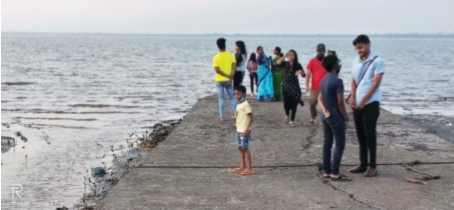 Kalamb, Bhuigaon beach closed by villagers | कळंब, भुईगाव समुद्रकिनारे ग्रामस्थांकडून बंद