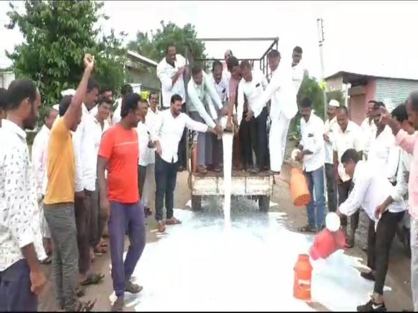 Farmers aggressive for milk price hike; The protest was done by pouring milk on the streets | दूध दरवाढीसाठी शेतकरी आक्रमक; रस्त्यावर दूध ओतून केले आंदोलन