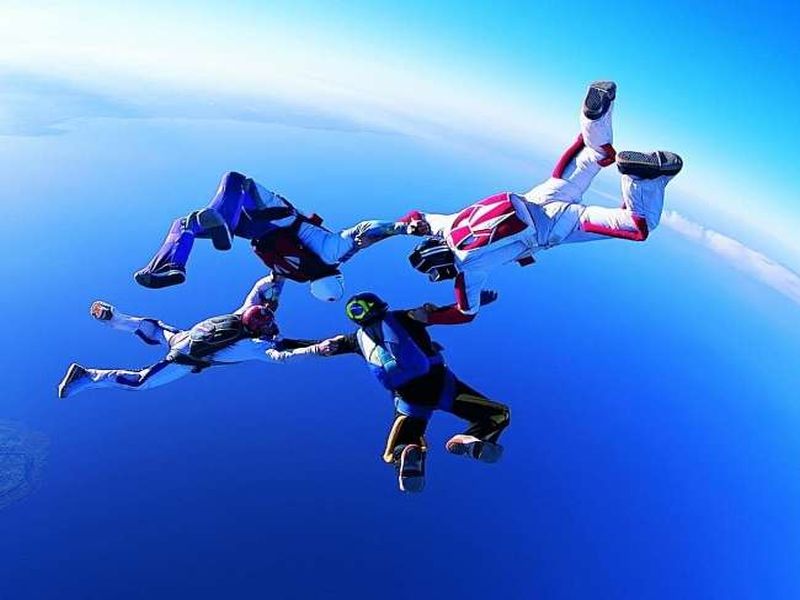 5 destinations in India to enjoy skydiving | पक्षांसारखं आकाशात उडण्याची इच्छा आहे ? इथे घेऊ शकता स्काय डाइविंगचा थरारक अनुभव! 