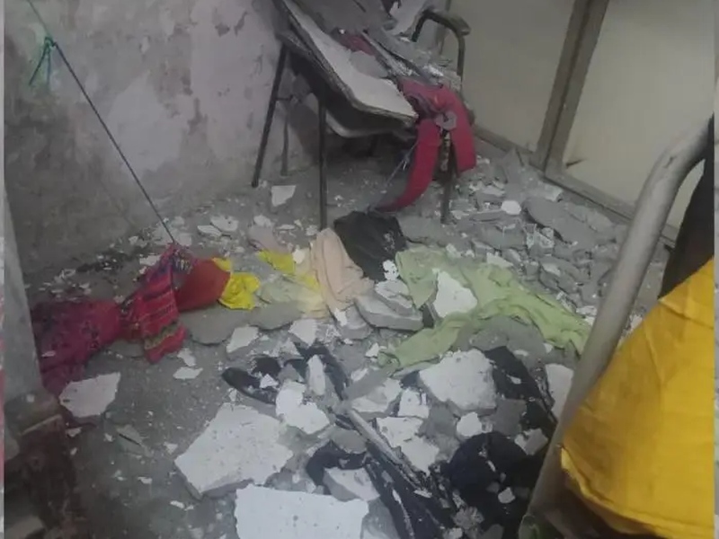 The slab of KEM hostel collapsed; A woman was injured, the issue of repairs is on the table again | ‘केईएम’च्या वसतिगृहाचा स्लॅब कोसळला; एक महिला जखमी, दुरुस्तीचा प्रश्न पुन्हा ऐरणीवर