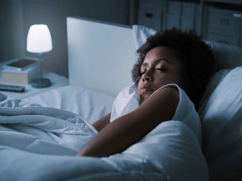 Sleeping deficiency can be harmful for blood pressure | एका रात्रीत 'या' एका कारणामुळे वाढू शकतं तुमचं ब्लड प्रेशर!
