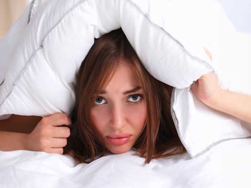 Sleep problem in the night it's may be Alzheimer disease | रात्री कमी झोप होते? तुम्ही 'या' गंभीर आजाराच्या जाळ्यात तर आला नाहीत ना?