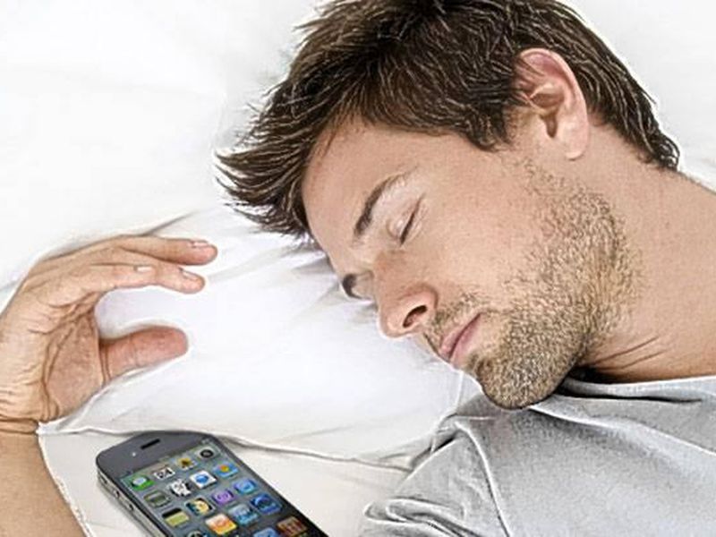 Sleeping with your cell phone is dangerous | तुम्हीही झोपताना स्मार्टफोन जवळ ठेवता तर मग हे वाचाच...
