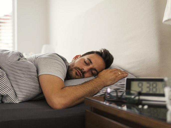 Sleeping early or late is risk of heart attack | सावधान! लवकर झोपल्याने असतो हार्ट अटॅकचा अधिक धोका, रिसर्चमधून खुलासा....