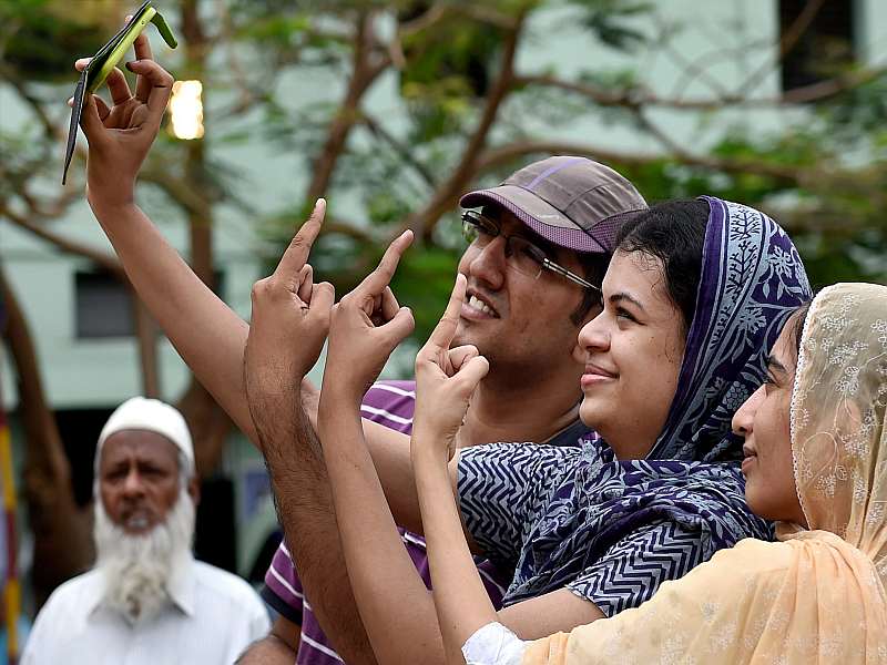 'My first vote selfie' competition to encourage the newcomer by DM office mumbai | नवमतदारांना प्रोत्साहन देण्यासाठी 'माय फर्स्ट व्होट सेल्फी' स्पर्धा