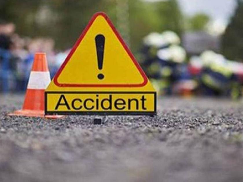 The car fell 60 feet when hit by a speeding truck; Incident near Solapur | भरधाव वेगातील ट्रकनं धडक देताच कार गेली ६० फुट घसरत; सोलापूरजवळील घटना