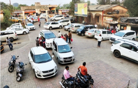 Vehicles get stuck in tehsildar's office due to unruly parking | बेशिस्त पार्किंगमुळे तहसीलदार कार्यालयात वाहनांची हाेते कोंडी