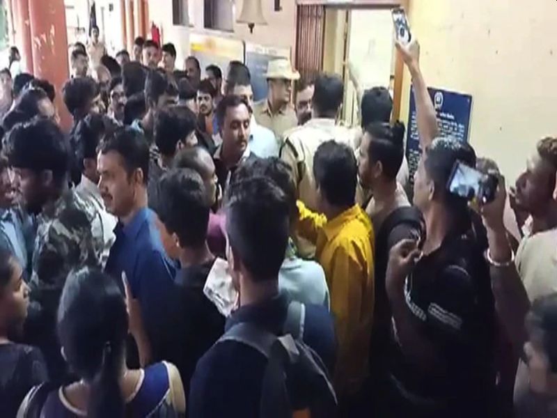 Konkan Railway Did Not Give Halt To Mandavi Express At Khed Railway Station Commuters Get Angry | खेड रेल्वे स्थानकात गोंधळ; मांडवी एक्सप्रेसचे दरवाजे न उघडल्याने प्रवासी संतप्त