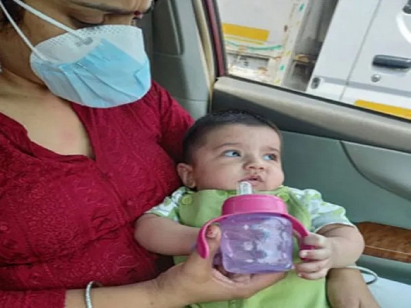 female constable of delhi police help 6 month old baby coronavirus pandamic covid 19 | माणुसकीला सलाम! आई वडिलांना कोरोना संसर्ग; महिला पोलिसानं ६ महिन्यांच्या बाळाचा केला सांभाळ