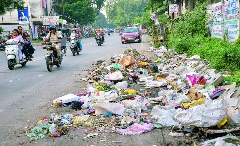 Every where garbage in smart city: Municipal administration sluggish | स्मार्ट सिटीत जागोजागी कचरा : मनपा प्रशासन सुस्त