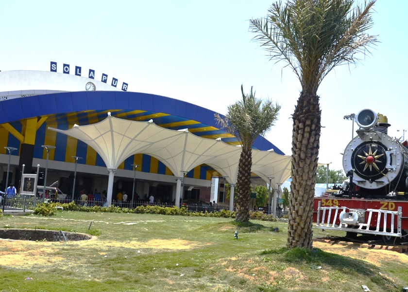 The beauty of the Solapur Railway Station opened due to the crescent-shaped canopy and palm trees | अर्धचंद्रकार छत, खजुरांच्या झाडांमुळे सोलापूर रेल्वे स्थानकाचे सौंदर्य खुलले