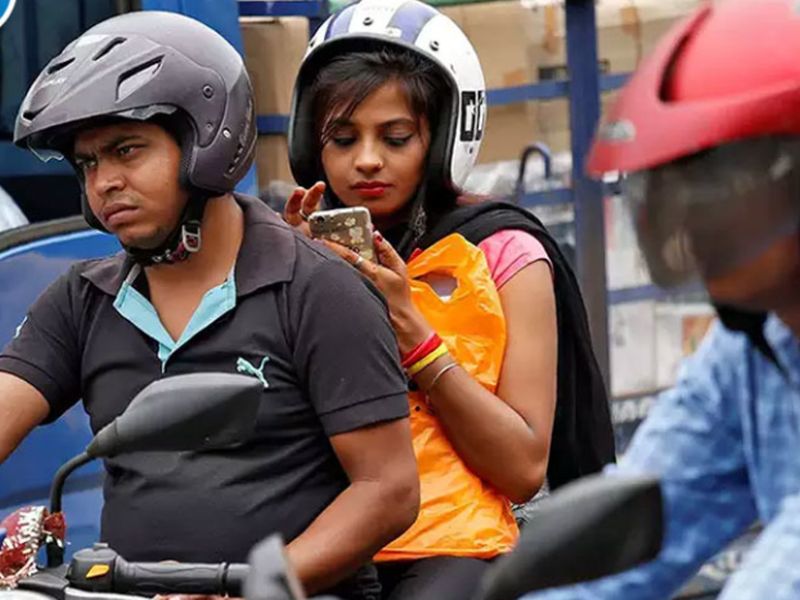 Indians love smartphones more than friends and relatives - Surveyors | मित्र आणि नातेवाईकांपेक्षा स्मार्टफोनवर जास्त प्रेम करतात भारतीय - सर्व्हे