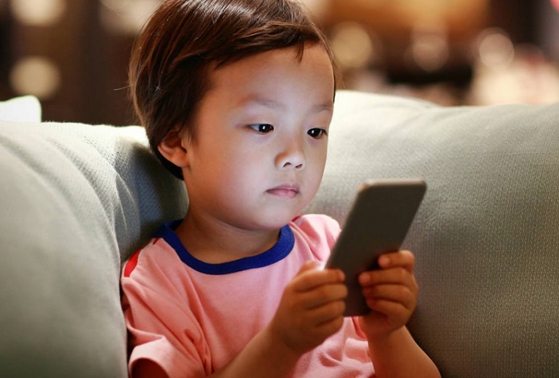 Smartphone Addiction Causing Problems for Children | बालमनाला स्मार्टफोनचा विळखा