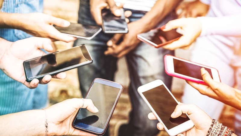 'Diwali' in mobile market due to online class, work! | Solapur Market; ऑनलाइन क्लास, वर्कमुळे मोबाइल बाजारात ‘दिवाळी’!