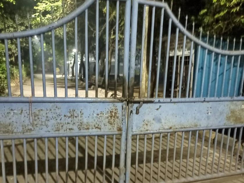 The crematorium's gate was closed, disrupting the funeral; Incident in Kharghar | स्मशानभूमीचे गेट बंद असल्याने अंत्यविधी खोळंबला; खारघर मधील घटना