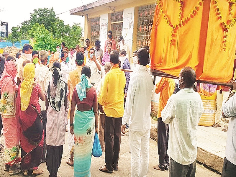 Shocking! Funeral held in front of Gram Panchayat over cemetery dispute; Crime against 73 persons | धक्कादायक ! स्मशानभूमीच्या वादातून ग्रामपंचायतीसमोर केला अंत्यविधी; ७३ जणांवर गुन्हा