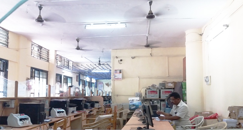 Staff in the Municipal Corporation of Solapur come after the meal after the meal | सोलापुरातील महापालिकेत जेवणानंतर सवडीने येतात कर्मचारी