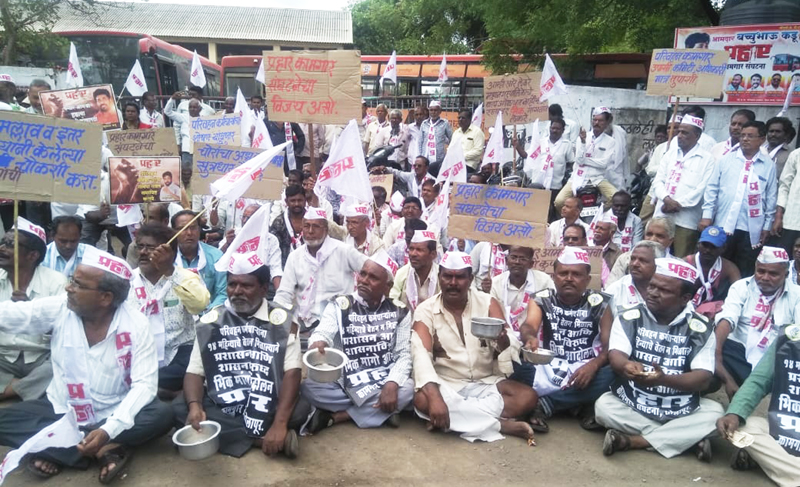 Movement demands for transport workers in Solapur | सोलापुरातील परिवहन कर्मचा-यांचे भीक मांगो आंदोलन