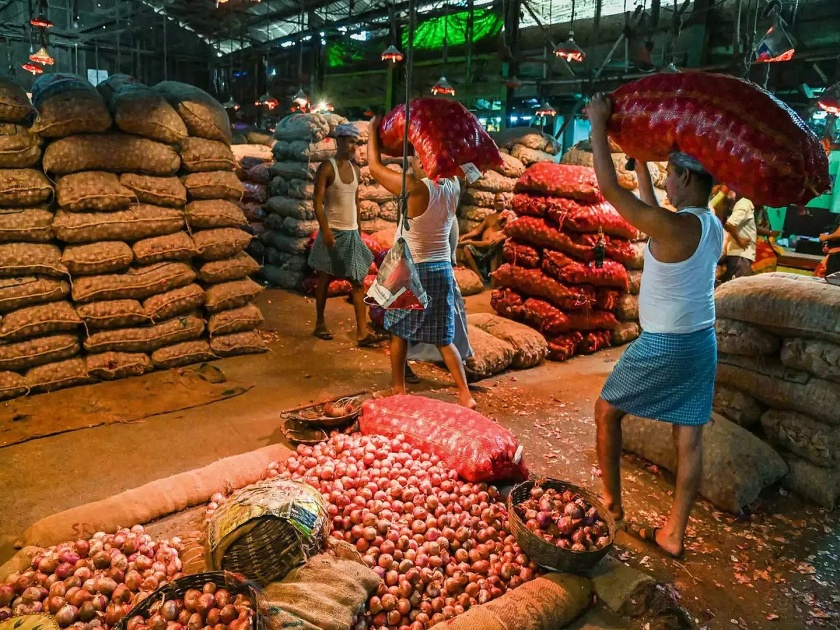 Export ban in Maharashtra, Gujarat onion abroad; Approval for 2000 metric tonnes of white onion | महाराष्ट्रात निर्यातबंदी, गुजरातचा कांदा परदेशात; २००० मेट्रिक टन पांढऱ्या कांद्याला मंजुरी