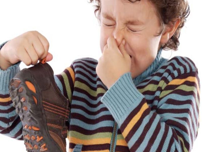 Tips to get rid of smelly shoes | बुटांच्या दुर्गंधीने आहात हैराण? हे घरगुती उपाय करा त्रास टाळा