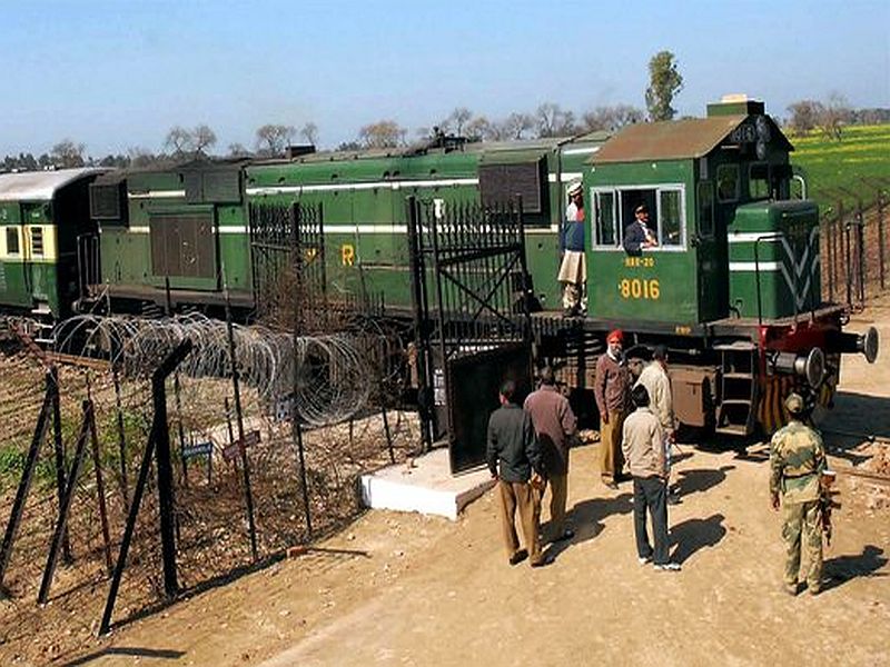 Pakistan suspends Samjhauta Express services, says Pakistan media. | पाकिस्तानला मिर्ची लागली... भारताकडे येणारी 'समझोता एक्सप्रेस' रोखली