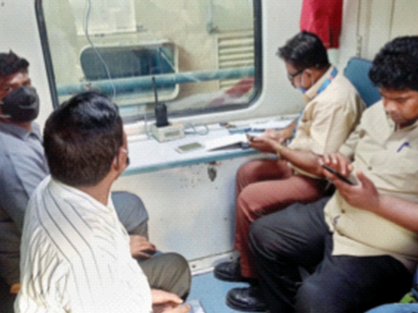 The fuss of social distance in a reserved train car | रेल्वेच्या आरक्षित डब्यात सोशल डिस्टन्सिंगचा फज्जा