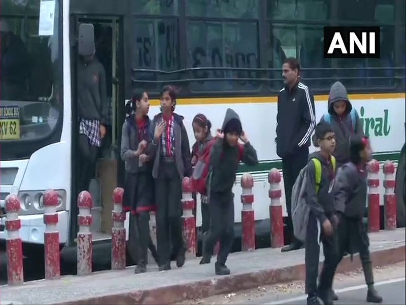 Delhi Pollution parents wants smog break in schools every year | Delhi Pollution : विद्यार्थ्यांना हवा 'स्मॉग ब्रेक'; पालकांची मागणी 
