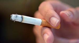 In England, millions of young are quitting smoking, | कोरोनाच्या भीतीने इंग्लंडमध्ये तरुण मुलांनी  सोडलं स्मोकिंग!