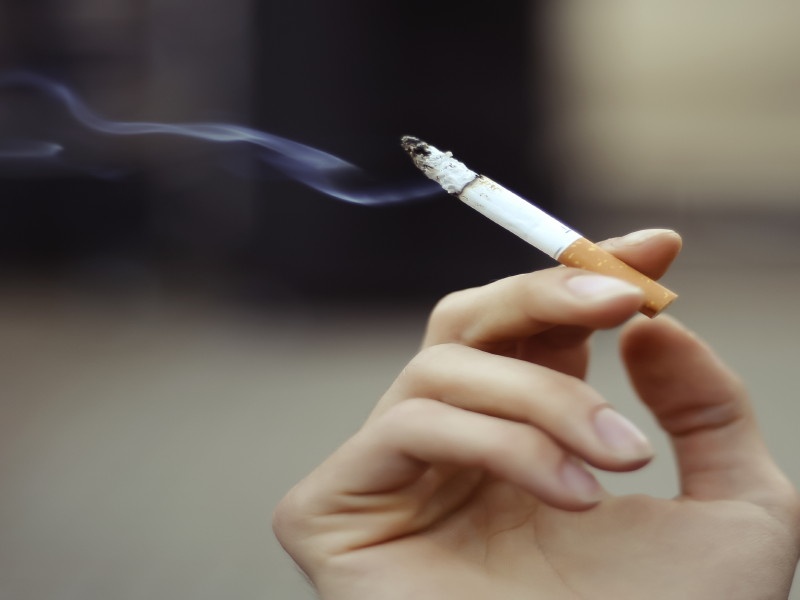 FDA penalty to public places smoking people : action against six hundred people | एफडीएने ‘फुकरें’ना ठोठावला दंड : सहाशे जणांवर कारवाई