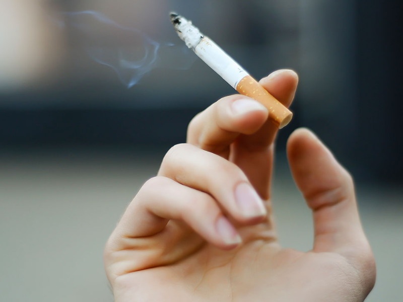 200 hundreds fine to cigarettes smoking persons by police | बारामतीत सिगारेटचा एक झुरका पडला २०० रुपयांना 
