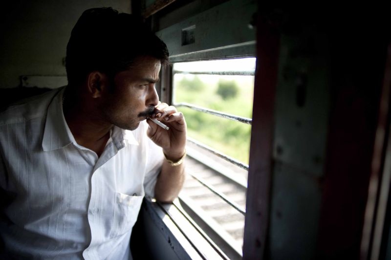 Cigarette smoke erupts in train: Action on 134 passengers | रेल्वेगाडीत सिगारेटचा धूर सोडणे आले अंगलट : १३४ जणांना फटका