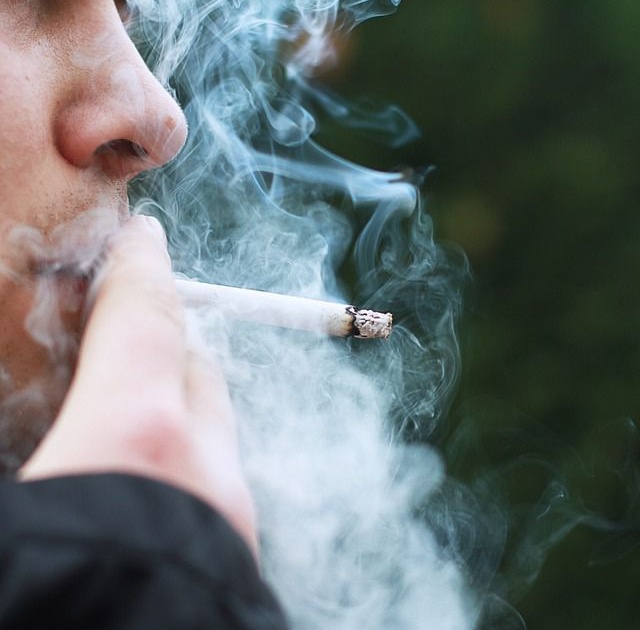 Municipal watch on smokers and spitters, fined Rs 67,000 in one month | धूम्रपान व थुंकणाऱ्यांवर महापालिकेचा वॉच, एका महिन्यात ६७ हजारांचा ठोठावला दंड