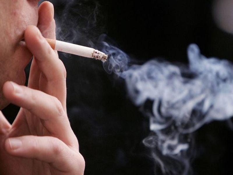 man fails to stub out cigarette dies | सिगारेट ओढता ओढता लागली झोप, 70 वर्षाच्या वृद्धाचा मृत्यू