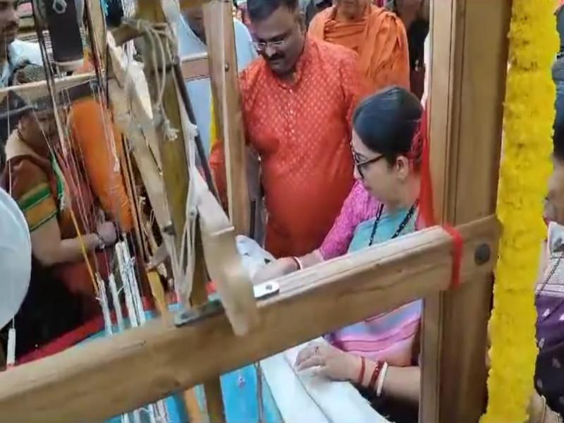 Do Dhage Shriram Ke Liye clothes woven by Smriti Irani for Lord Shriram | Video: ‘दो धागे श्रीराम के लिए', प्रभू श्रीरामांसाठी स्मृती इरानी यांनी विणले वस्त्र