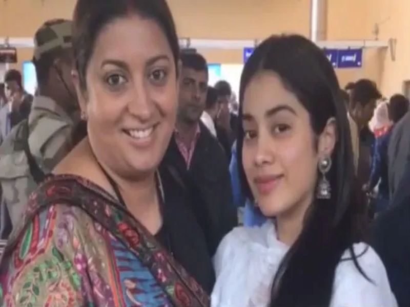 janhvi kapoor said smriti irani aunty and apologize viral bloomerang video | आंटी किसको बोला?... जान्हवी कपूरला स्मृती इराणींची मागावी लागली माफी