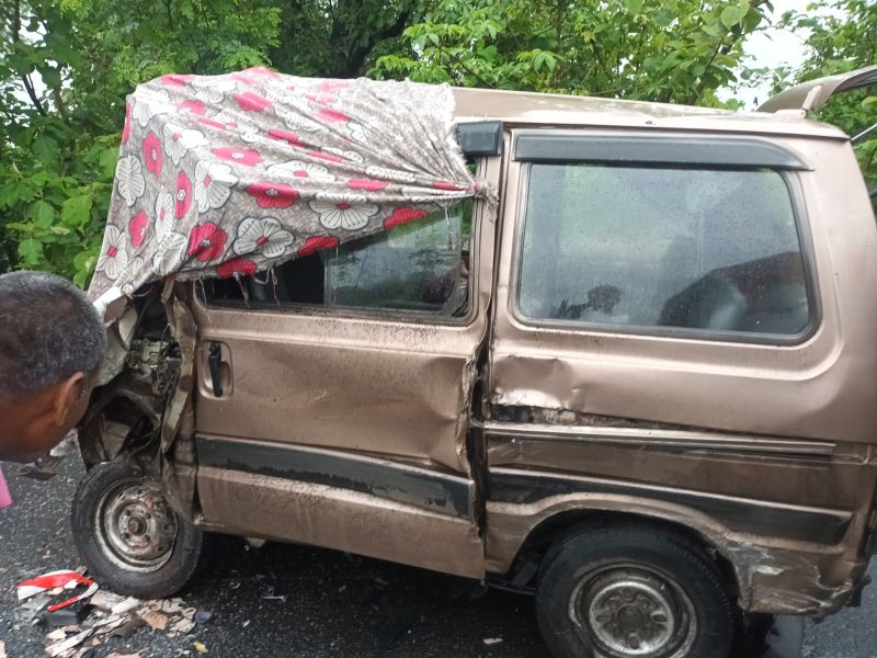 Unknown vehicle collided with Omni; Three killed, one seriously injured | अज्ञात वाहनाची ओमनीला धडक; तीन ठार, एक गंभीर जखमी, कंरजीजवळील घटना