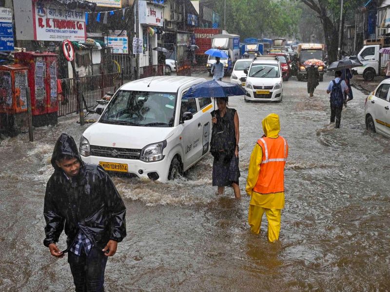 Heavy Rain In Mumbai; Red alert remains till tomorrow morning, information of Meteorological Department | मुंबईत पावसाची तुफान फटकेबाजी; उद्या सकाळपर्यंत 'रेड अलर्ट' कायम, IMDची माहिती