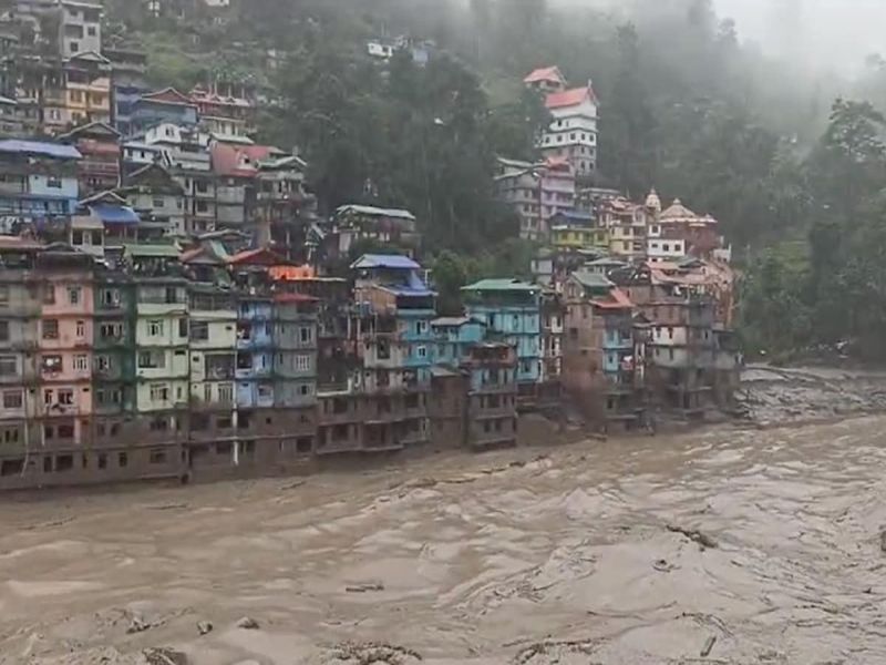 Cloudburst in Sikkim, Teesta river floods; 23 jawans washed away, water level at 20 feet | सिक्कीममध्ये ढगफुटी, तीस्ता नदीला पूर; २३ जवान बेपत्ता, पाण्याची पातळी २० फुटांवर