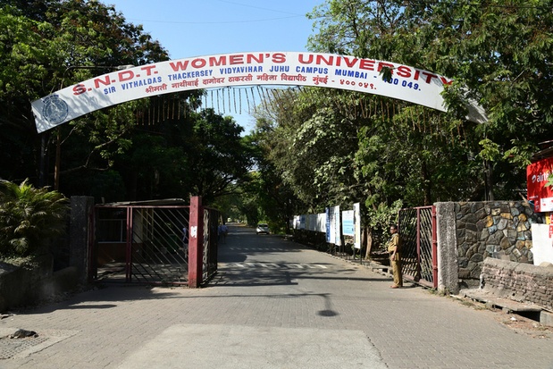 SNDT Women's University's road is open for traffic | एसएनडीटी महिला विद्यापीठाचा रस्ता वाहतुकीसाठी खुला