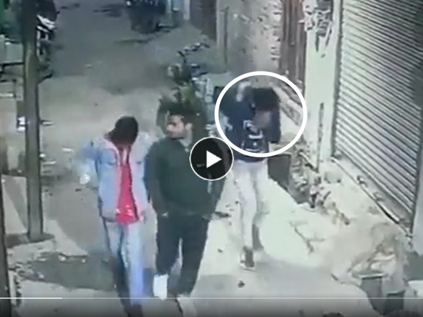 Shocking While walking on the road the young boy sneezed and died on the spot his friends were also puzzled | Shocking! रस्त्यावरून चालताना शिंकला अन् जागीच गेला तरूणाचा जीव, मित्रांनाही बसला धक्का