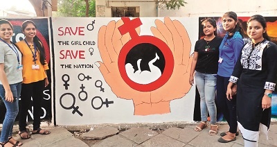 Graffiti illustrated by students | भित्तीचित्रांमधून विद्यार्थ्यांनी केले समाजप्रबोधन