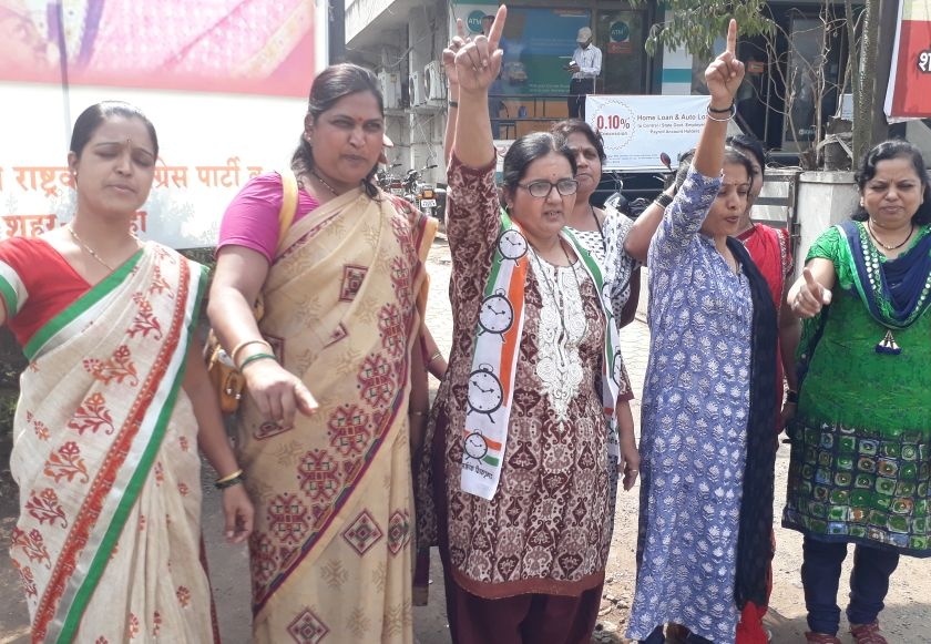 Nationalist Congress Party agitators protest against GST on Sangliit sanitary pad: 22 percent tax on pad | सांगलीत सॅनिटरी पॅडसवरील जीएसटीविरोधात आंदोलन, महिला राष्ट्रवादीचे निवेदन : पॅडसवर २२ टक्के कर हटवा