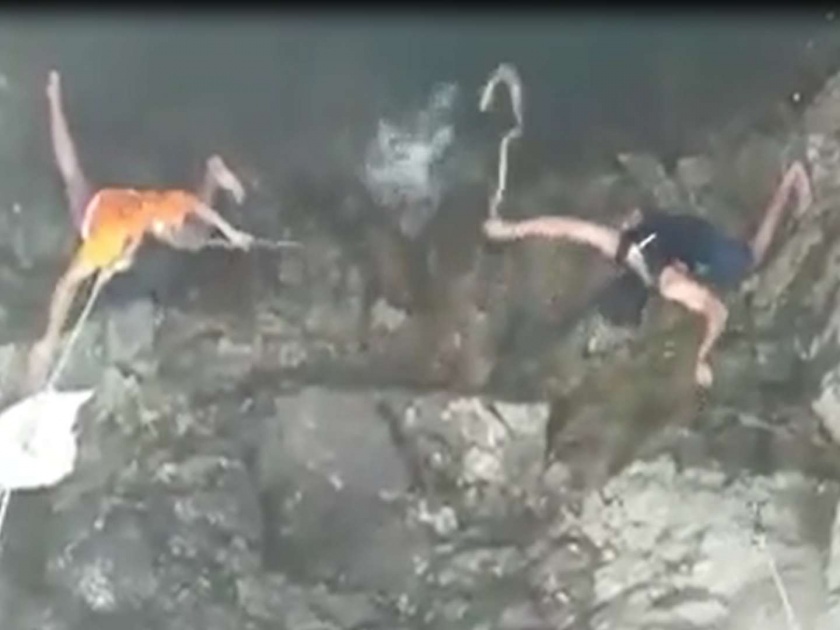 Video: Save the Naga lying in the well, Survivor's life-threatening exercise | Video : विहिरीत पडलेल्या नागाला वाचवलं, सर्पमित्रांची जीवघेणी कसरत