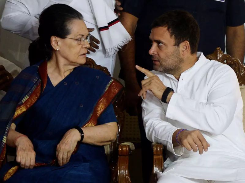 Differences in the Gandhi family; Leaders who wrote letters to congress chief Sonia Gandhi are angry over some decisions | गांधी कुटुंबात मतभिन्नता; काही निर्णयांमुळे सोनिया गांधींना पत्र लिहिणाऱ्या नेत्यांमध्ये नाराजी